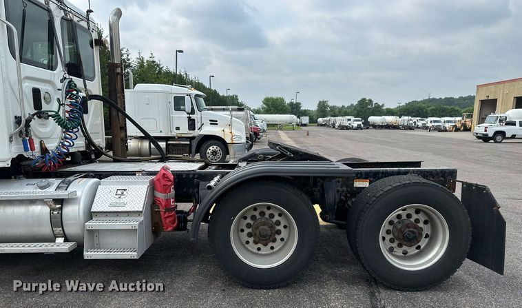 image for item EB2639 2015 Freightliner Cascadia 125 semi truck