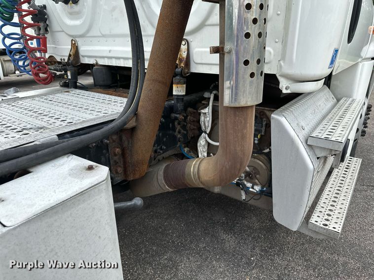 image for item EB2639 2015 Freightliner Cascadia 125 semi truck