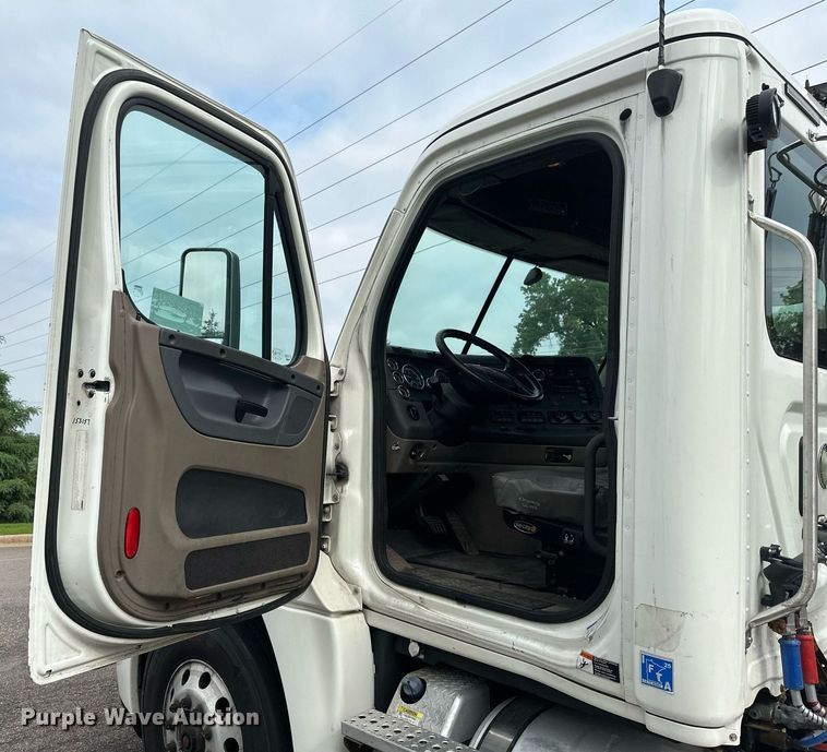 image for item EB2639 2015 Freightliner Cascadia 125 semi truck