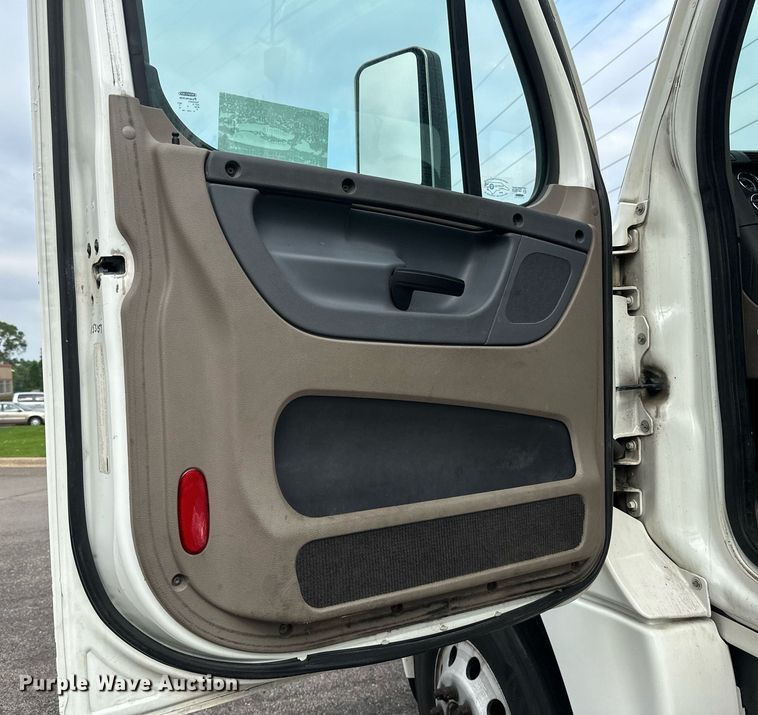 image for item EB2639 2015 Freightliner Cascadia 125 semi truck