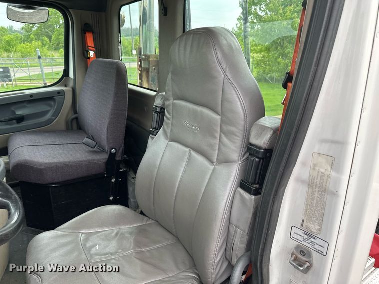 image for item EB2639 2015 Freightliner Cascadia 125 semi truck