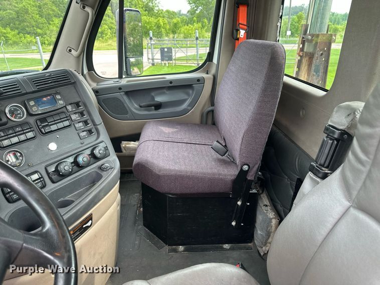 image for item EB2639 2015 Freightliner Cascadia 125 semi truck