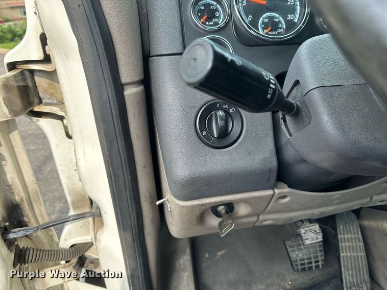 image for item EB2639 2015 Freightliner Cascadia 125 semi truck