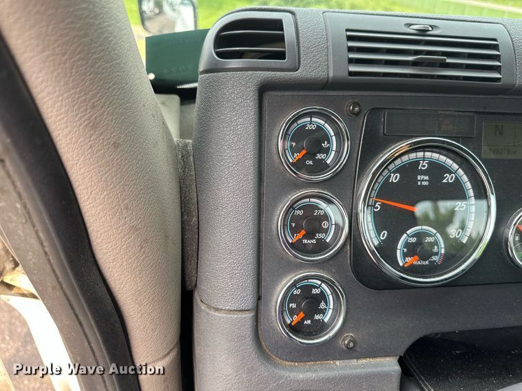 image for item EB2639 2015 Freightliner Cascadia 125 semi truck