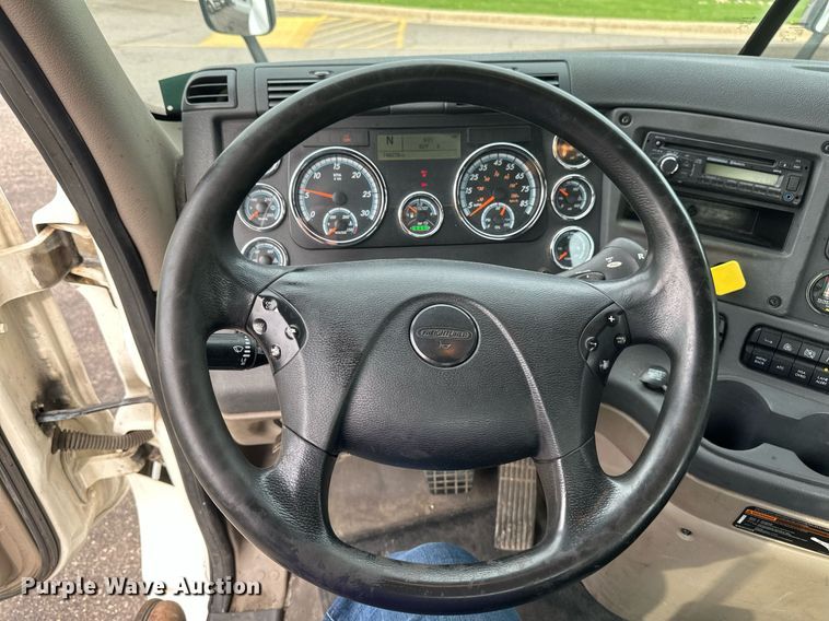 image for item EB2639 2015 Freightliner Cascadia 125 semi truck