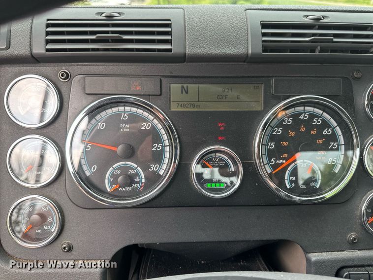 image for item EB2639 2015 Freightliner Cascadia 125 semi truck