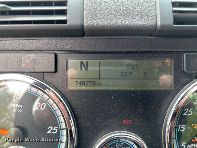 image for item EB2639 2015 Freightliner Cascadia 125 semi truck