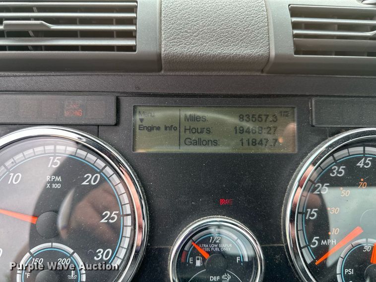 image for item EB2639 2015 Freightliner Cascadia 125 semi truck