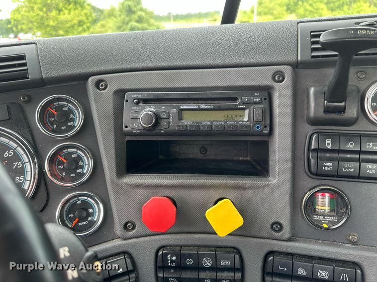 image for item EB2639 2015 Freightliner Cascadia 125 semi truck