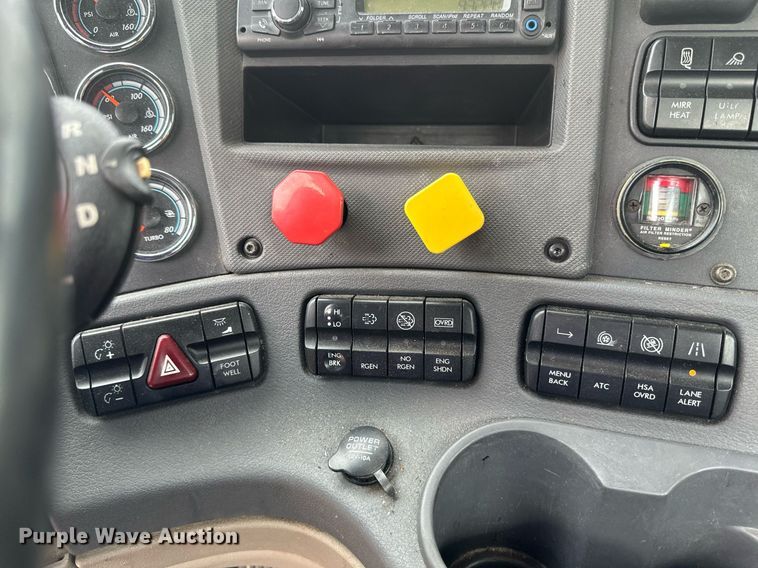 image for item EB2639 2015 Freightliner Cascadia 125 semi truck