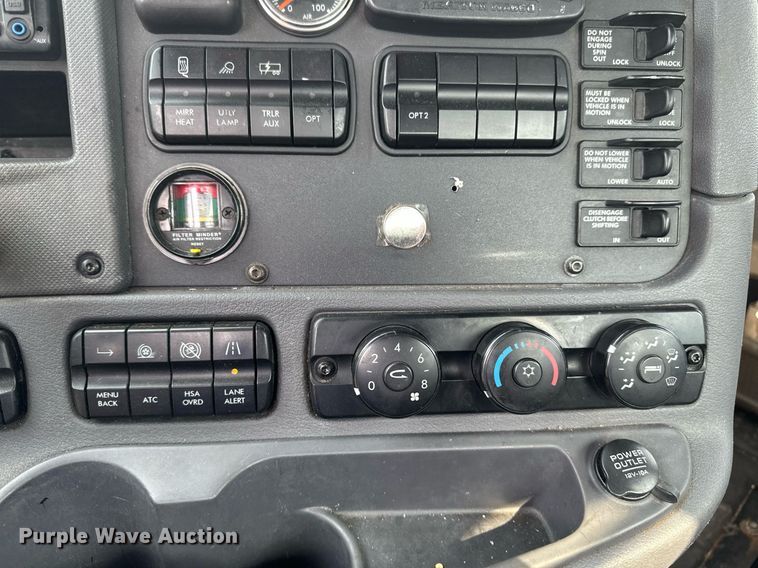 image for item EB2639 2015 Freightliner Cascadia 125 semi truck