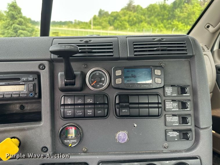 image for item EB2639 2015 Freightliner Cascadia 125 semi truck