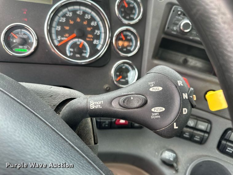 image for item EB2639 2015 Freightliner Cascadia 125 semi truck