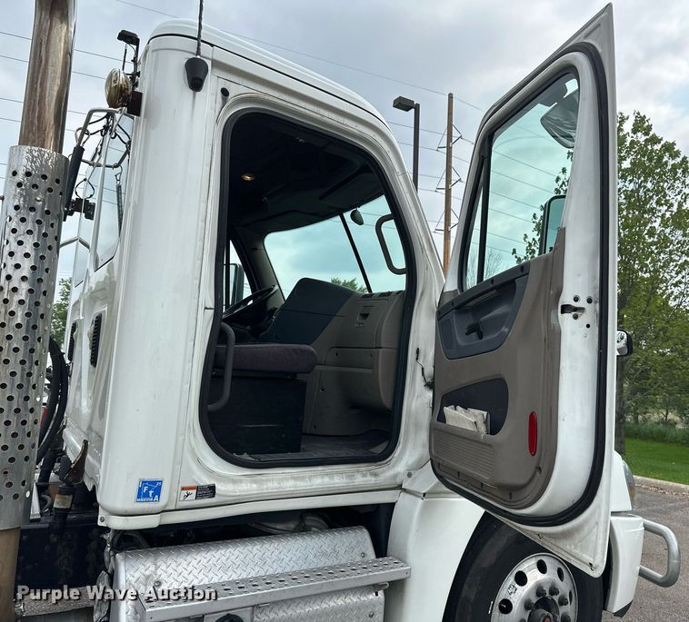 image for item EB2639 2015 Freightliner Cascadia 125 semi truck