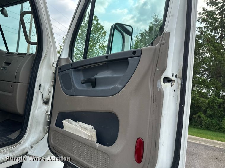 image for item EB2639 2015 Freightliner Cascadia 125 semi truck