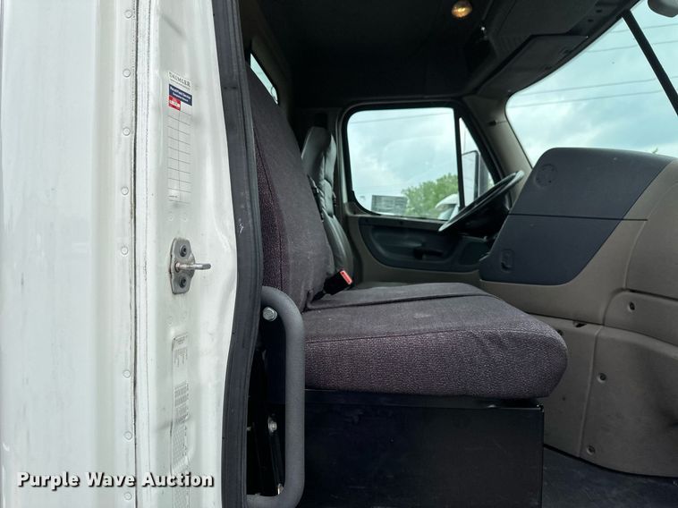 image for item EB2639 2015 Freightliner Cascadia 125 semi truck