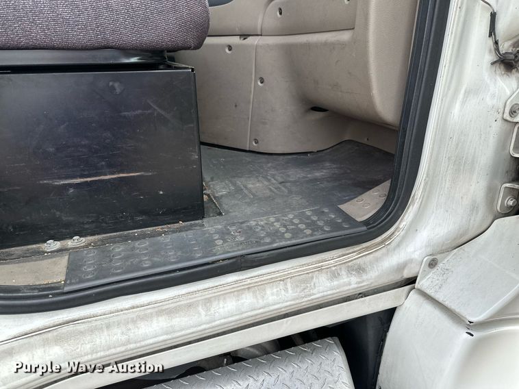 image for item EB2639 2015 Freightliner Cascadia 125 semi truck