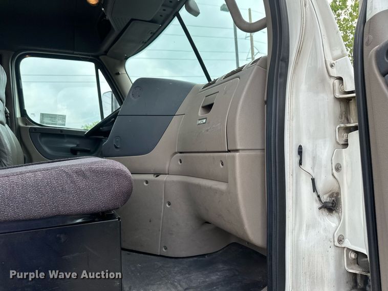 image for item EB2639 2015 Freightliner Cascadia 125 semi truck