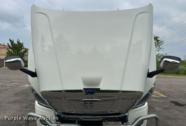 image for item EB2639 2015 Freightliner Cascadia 125 semi truck