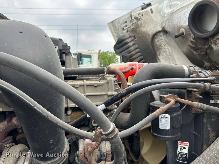 image for item EB2639 2015 Freightliner Cascadia 125 semi truck