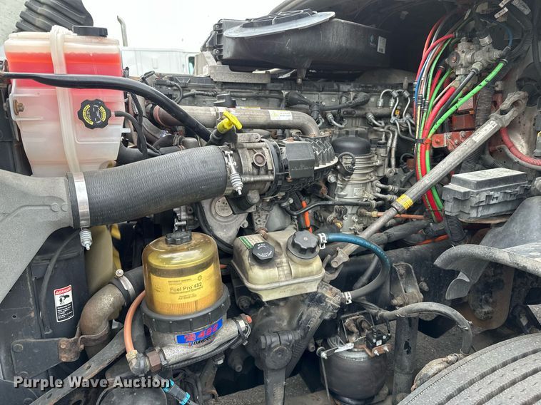 image for item EB2639 2015 Freightliner Cascadia 125 semi truck