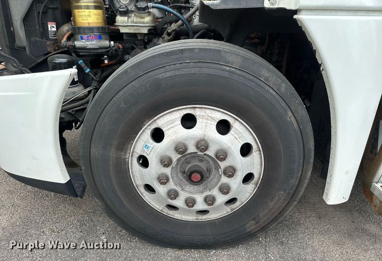 image for item EB2639 2015 Freightliner Cascadia 125 semi truck