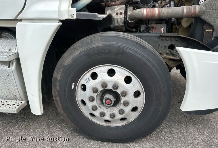 image for item EB2639 2015 Freightliner Cascadia 125 semi truck