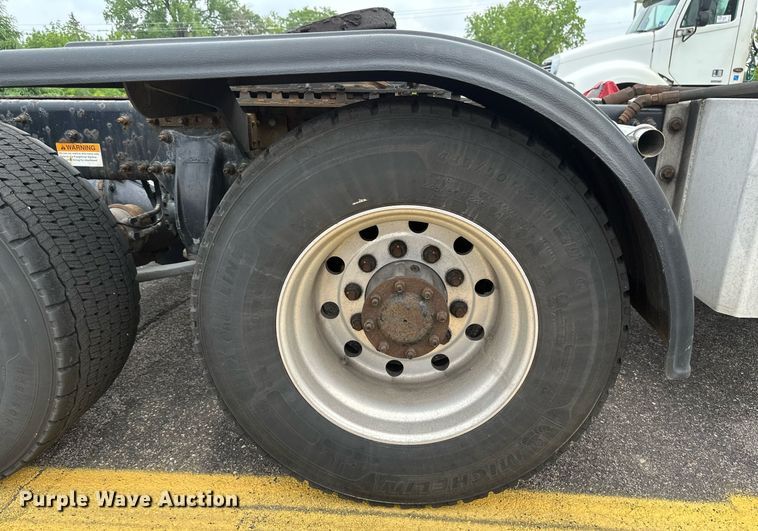 image for item EB2639 2015 Freightliner Cascadia 125 semi truck