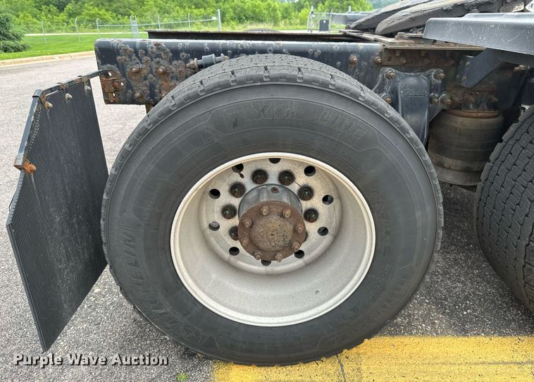 image for item EB2639 2015 Freightliner Cascadia 125 semi truck