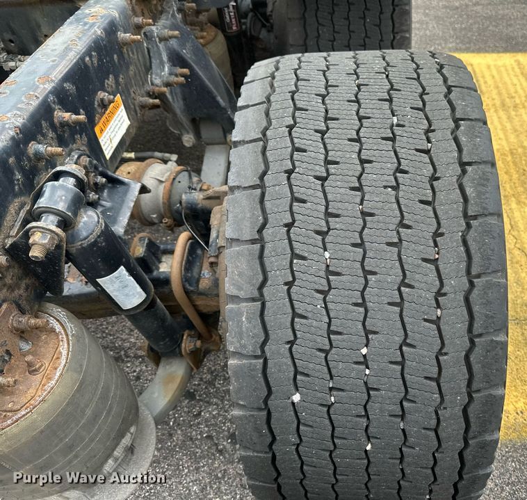 image for item EB2639 2015 Freightliner Cascadia 125 semi truck