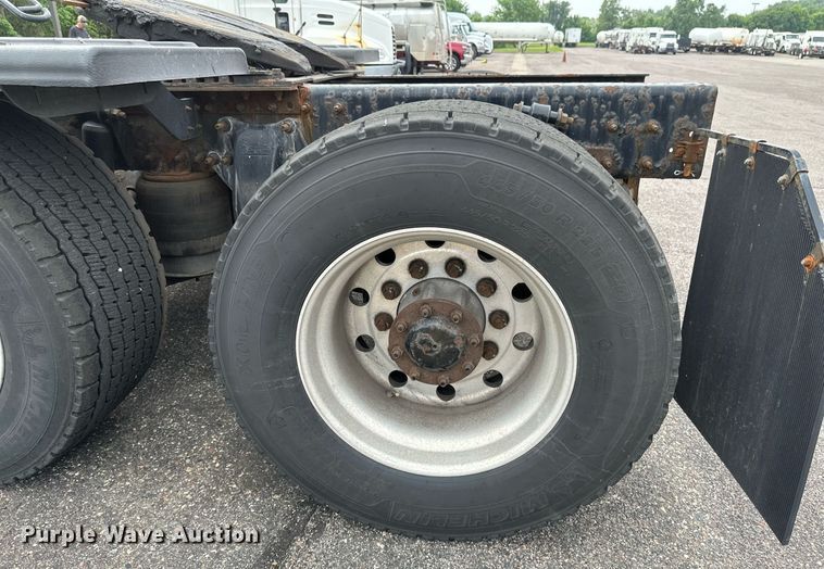 image for item EB2639 2015 Freightliner Cascadia 125 semi truck