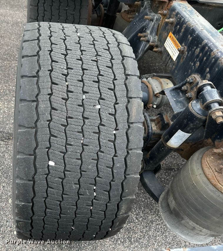 image for item EB2639 2015 Freightliner Cascadia 125 semi truck