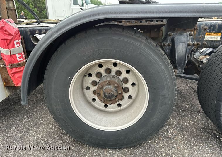 image for item EB2639 2015 Freightliner Cascadia 125 semi truck