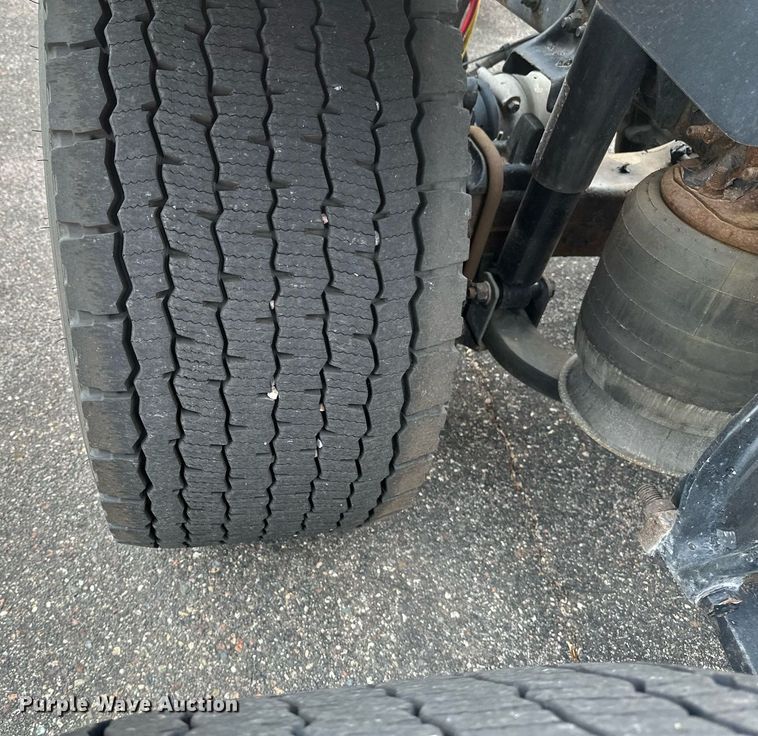 image for item EB2639 2015 Freightliner Cascadia 125 semi truck