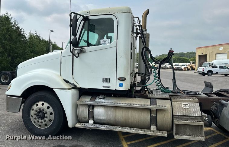 image for item EB2640 2003 Freightliner Columbia 120 semi truck