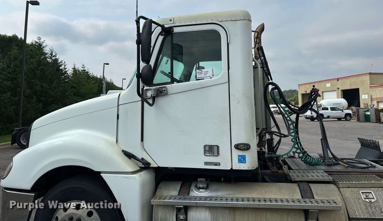 image for item EB2640 2003 Freightliner Columbia 120 semi truck