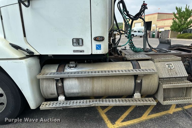 image for item EB2640 2003 Freightliner Columbia 120 semi truck