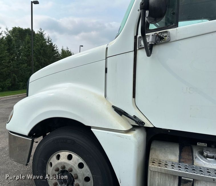 image for item EB2640 2003 Freightliner Columbia 120 semi truck