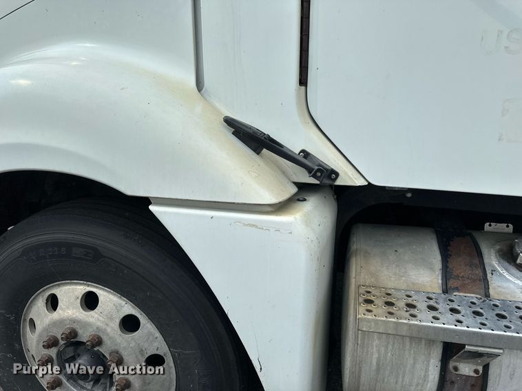 image for item EB2640 2003 Freightliner Columbia 120 semi truck