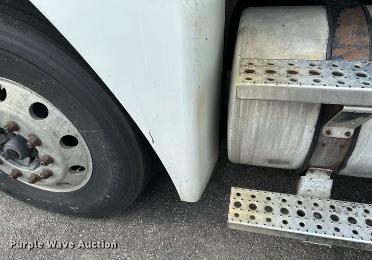 image for item EB2640 2003 Freightliner Columbia 120 semi truck