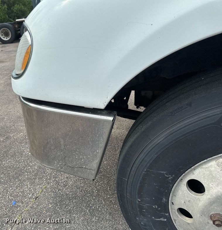 image for item EB2640 2003 Freightliner Columbia 120 semi truck