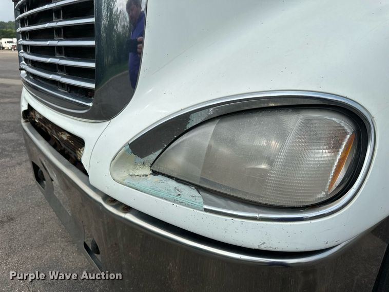 image for item EB2640 2003 Freightliner Columbia 120 semi truck