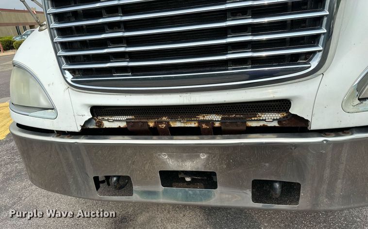 image for item EB2640 2003 Freightliner Columbia 120 semi truck