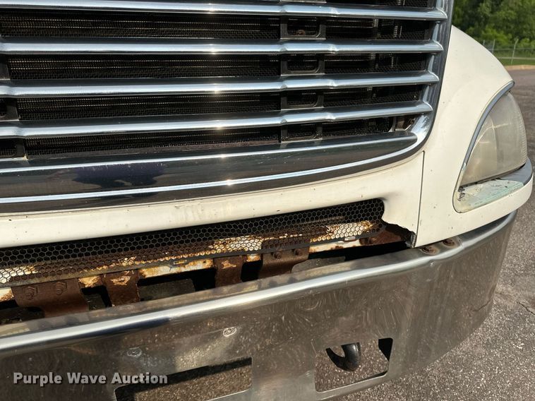 image for item EB2640 2003 Freightliner Columbia 120 semi truck