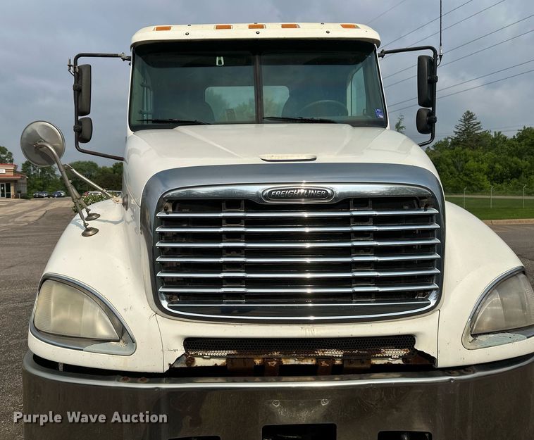 image for item EB2640 2003 Freightliner Columbia 120 semi truck