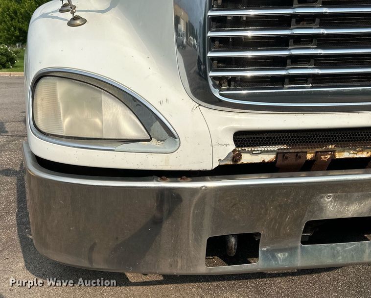 image for item EB2640 2003 Freightliner Columbia 120 semi truck