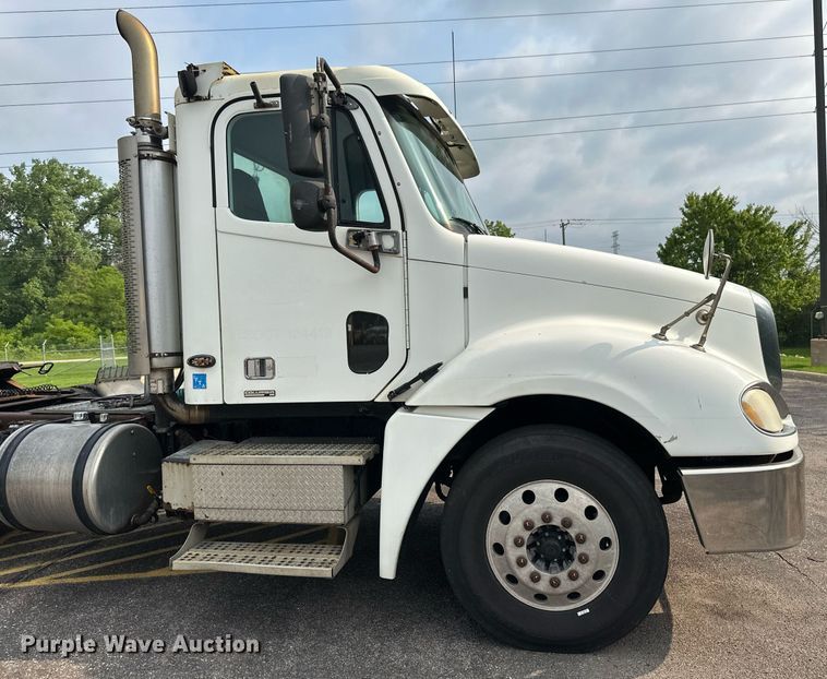 image for item EB2640 2003 Freightliner Columbia 120 semi truck