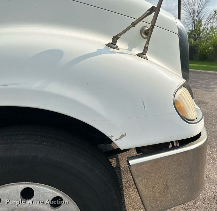 image for item EB2640 2003 Freightliner Columbia 120 semi truck