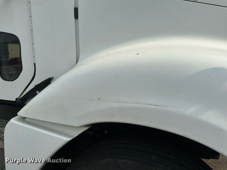 image for item EB2640 2003 Freightliner Columbia 120 semi truck