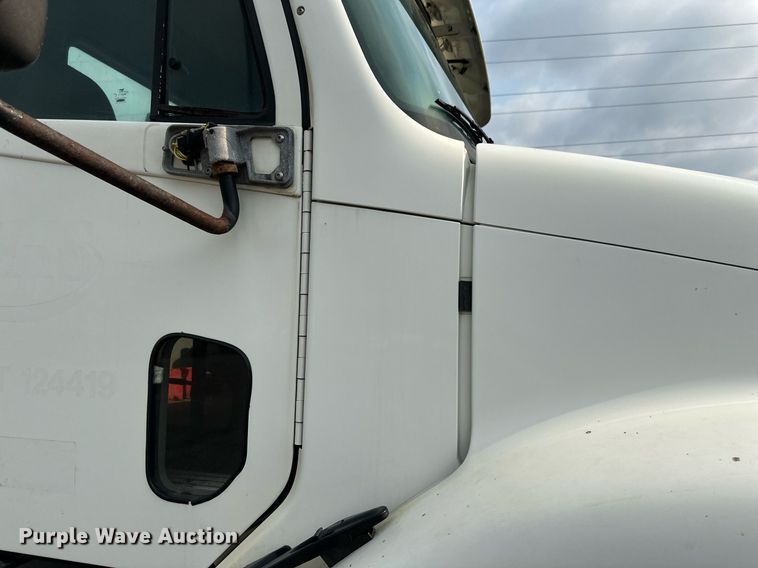 image for item EB2640 2003 Freightliner Columbia 120 semi truck